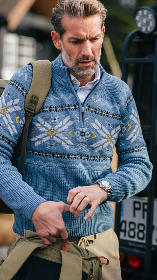 Blauer Pullover mit halbem Reißverschluss und buntem Muster - Mineral Blue
