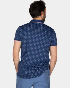 Blaues Poloshirt mit einem Muster aus kleinen Punkten