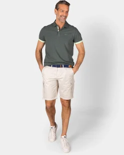 Dunkelgrüne Polo mit hellgrünen Details