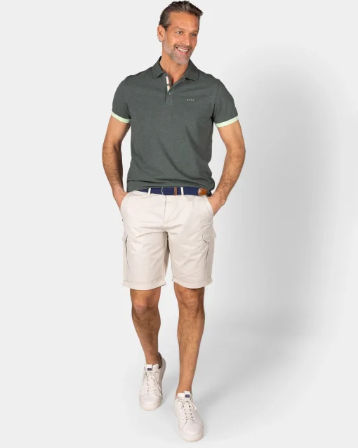 Dunkelgrüne Polo mit hellgrünen Details