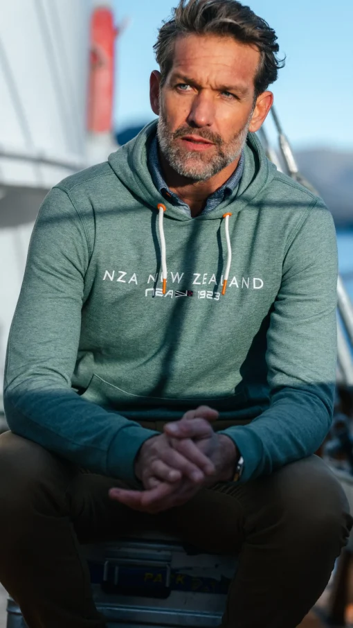 Grüner Hoodie mit Schriftzug auf der Brust - Pebble Green