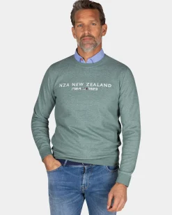 Grüner Pullover mit Schriftzug auf der Brust - Pebble Green