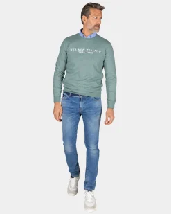 Grüner Pullover mit Schriftzug auf der Brust - Pebble Green