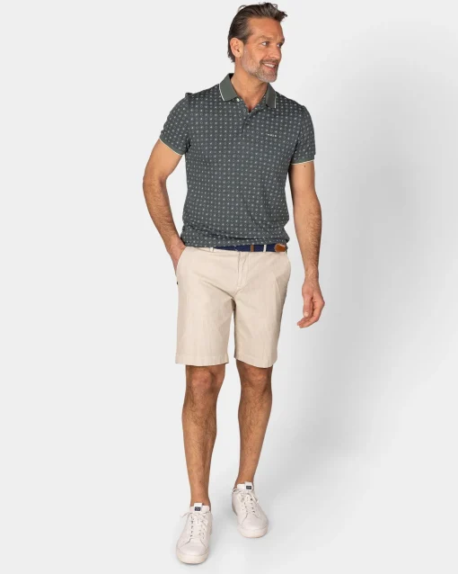 Grünes Poloshirt mit einem Muster aus kleinen Punkten