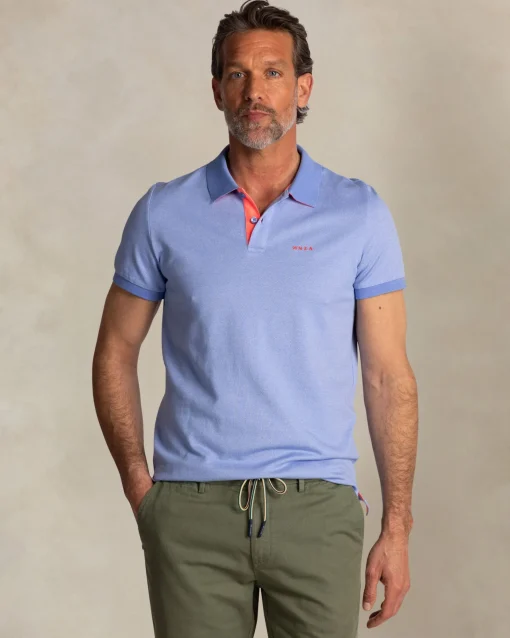 Hellblaues einfarbiges Poloshirt mit orangefarbenen Details