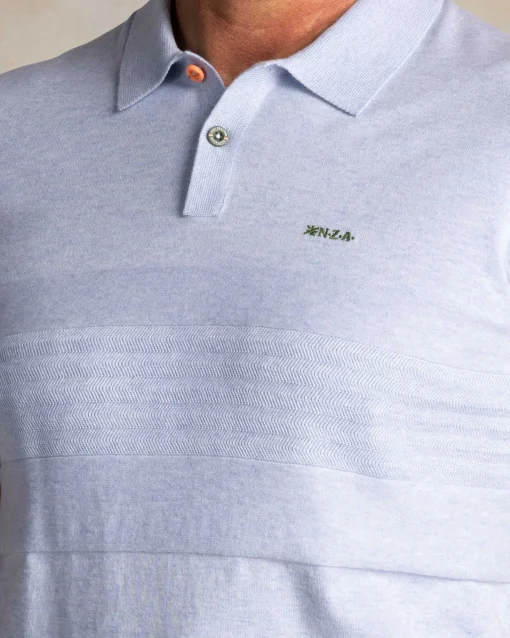 Hellblaues gestricktes Baumwoll-Poloshirt