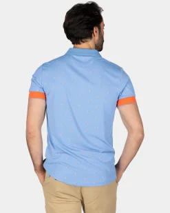 Hellblaues Poloshirt mit orangefarbenen Akzenten