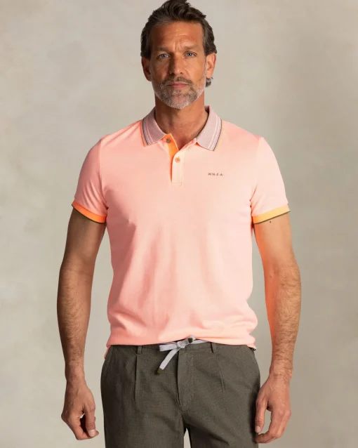 Orangenes Poloshirt mit gestreiftem Kragen