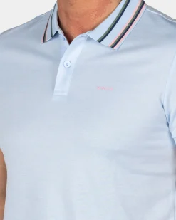 Pastellblaue Polo mit gestreiftem Kragen