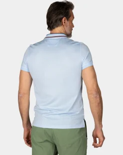 Pastellblaue Polo mit gestreiftem Kragen